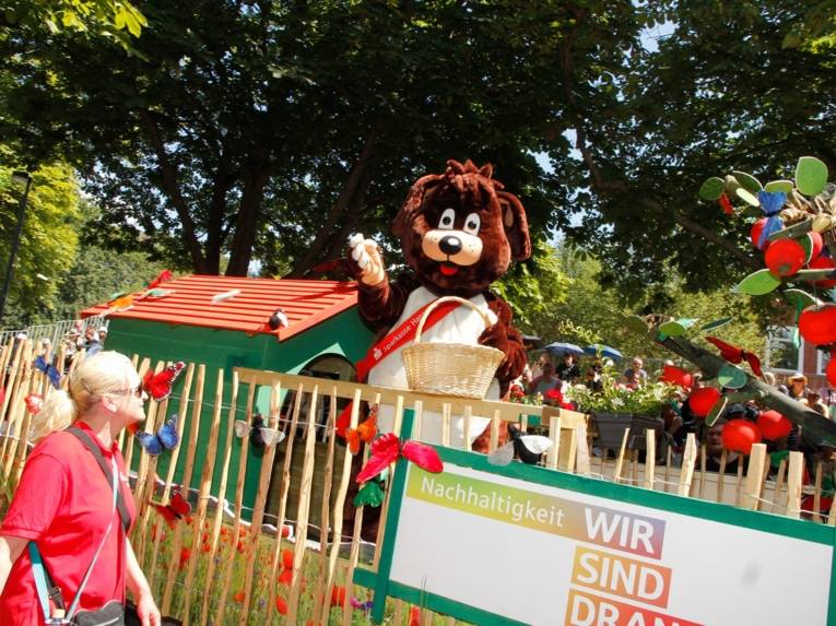 Menschen bei einem Festumzug.